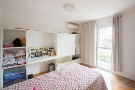 Casa de condomínio à venda com 390m², 4 quartos e 4 vagas Casa de condomínio à venda com 390m², 4 quartos e 4 vagasSuíte 2