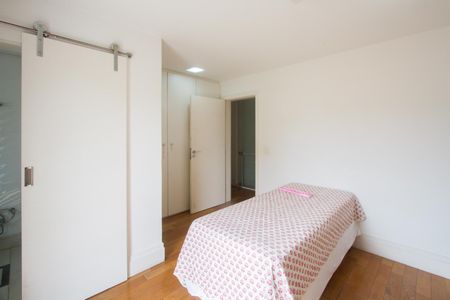 Casa de condomínio à venda com 390m², 4 quartos e 4 vagas Casa de condomínio à venda com 390m², 4 quartos e 4 vagasSuíte 2