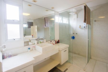 Casa de condomínio à venda com 390m², 4 quartos e 4 vagas Casa de condomínio à venda com 390m², 4 quartos e 4 vagasBanheiro da Suíte 1