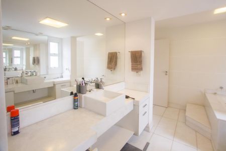 Casa de condomínio à venda com 390m², 4 quartos e 4 vagas Casa de condomínio à venda com 390m², 4 quartos e 4 vagasBanheiro da Suíte 1