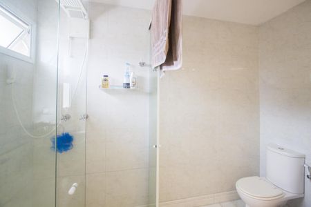 Casa de condomínio à venda com 390m², 4 quartos e 4 vagas Casa de condomínio à venda com 390m², 4 quartos e 4 vagasBanheiro da Suíte 1