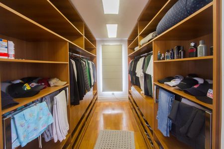 Casa de condomínio à venda com 390m², 4 quartos e 4 vagas Casa de condomínio à venda com 390m², 4 quartos e 4 vagasCloset da Suíte 1