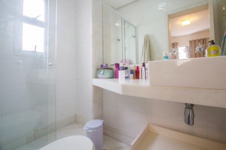 Casa de condomínio à venda com 390m², 4 quartos e 4 vagas Casa de condomínio à venda com 390m², 4 quartos e 4 vagasBanheiro da Suíte 4