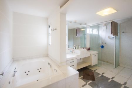 Casa de condomínio à venda com 390m², 4 quartos e 4 vagas Casa de condomínio à venda com 390m², 4 quartos e 4 vagasBanheiro da Suíte 1