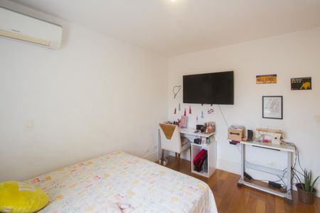 Casa de condomínio à venda com 390m², 4 quartos e 4 vagas Casa de condomínio à venda com 390m², 4 quartos e 4 vagasSuíte 3