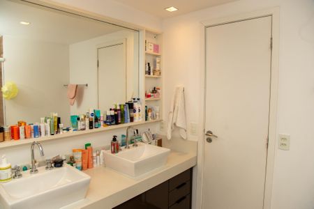 Apartamento à venda com 194m², 3 quartos e 4 vagasBanheiro da Suíte 1