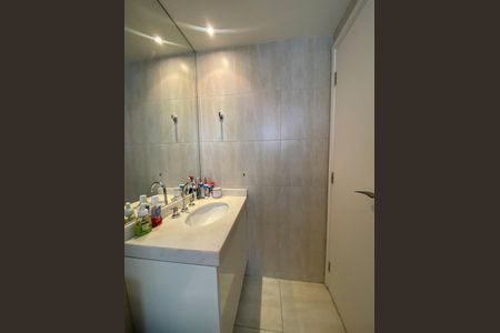 Apartamento à venda com 194m², 3 quartos e 4 vagasBanheiro da Suíte 2