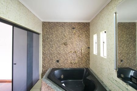 Casa à venda com 214m², 3 quartos e 3 vagasBanheiro da Suíte