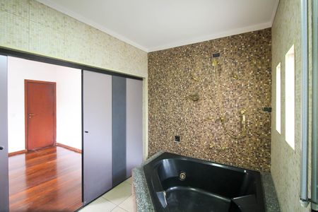 Casa à venda com 214m², 3 quartos e 3 vagasBanheiro da Suíte