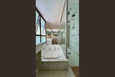 Apartamento à venda com 288m², 4 quartos e 6 vagasBanheiro da Suíte