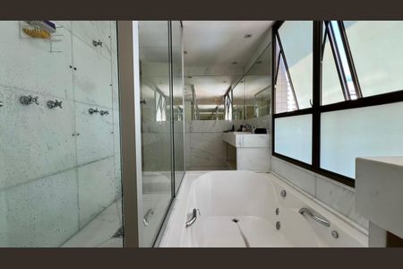 Apartamento à venda com 288m², 4 quartos e 6 vagasBanheiro da Suíte