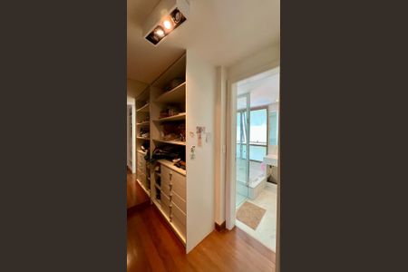 Apartamento à venda com 288m², 4 quartos e 6 vagasCloset da Suíte