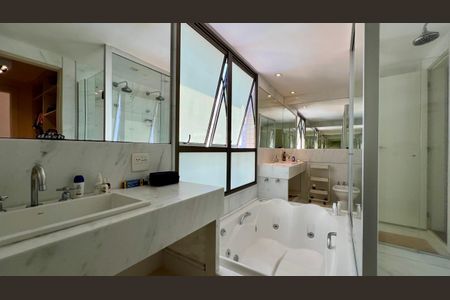 Apartamento à venda com 288m², 4 quartos e 6 vagasBanheiro da Suíte