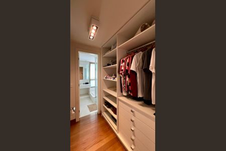 Apartamento à venda com 288m², 4 quartos e 6 vagasCloset da Suíte