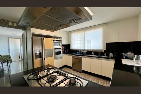 Apartamento à venda com 288m², 4 quartos e 6 vagasCozinha