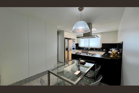 Apartamento à venda com 288m², 4 quartos e 6 vagasCozinha