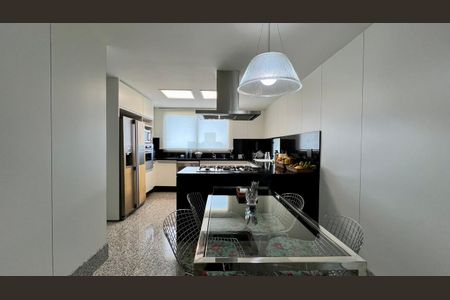 Apartamento à venda com 288m², 4 quartos e 6 vagasCozinha