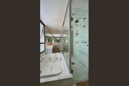 Apartamento à venda com 288m², 4 quartos e 6 vagasBanheiro da Suíte