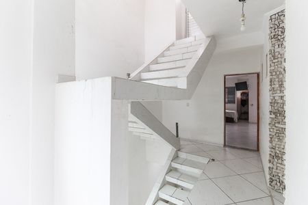 Casa para alugar com 105m², 3 quartos e 2 vagasEscada