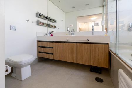 Apartamento à venda com 121m², 2 quartos e 1 vaga Apartamento à venda com 121m², 2 quartos e 1 vagaBanheiro da Suíte