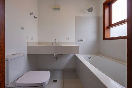 Casa à venda com 400m², 4 quartos e 3 vagas Casa à venda com 400m², 4 quartos e 3 vagasBanheiro da Suíte 4