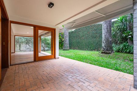 Casa à venda com 400m², 4 quartos e 3 vagas Casa à venda com 400m², 4 quartos e 3 vagasQuintal