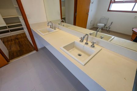 Casa à venda com 400m², 4 quartos e 3 vagas Casa à venda com 400m², 4 quartos e 3 vagasBanheiro da Suíte 1