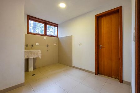 Casa à venda com 400m², 4 quartos e 3 vagas Casa à venda com 400m², 4 quartos e 3 vagasLavanderia