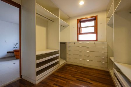 Casa à venda com 400m², 4 quartos e 3 vagas Casa à venda com 400m², 4 quartos e 3 vagasCloset da Suíte 1
