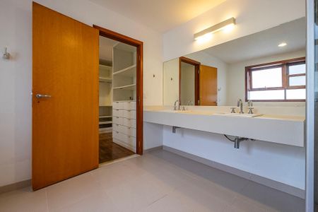 Casa à venda com 400m², 4 quartos e 3 vagas Casa à venda com 400m², 4 quartos e 3 vagasBanheiro da Suíte 1