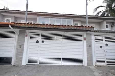 Casa à venda com 94m², 3 quartos e 2 vagasFachada