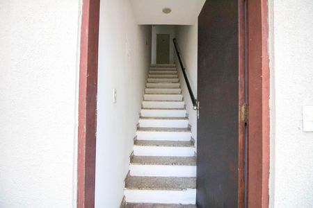 Casa para alugar com 120m², 2 quartos e 2 vagasEscada