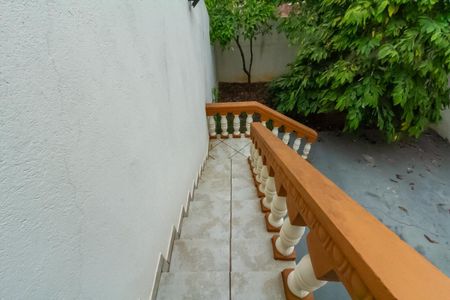 Casa à venda com 100m², 1 quarto e 2 vagas Casa à venda com 100m², 1 quarto e 2 vagasEscada