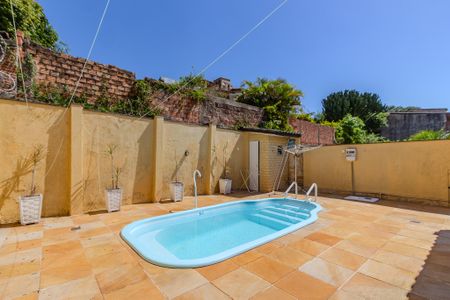 Casa à venda com 200m², 3 quartos e 4 vagas Casa à venda com 200m², 3 quartos e 4 vagasPiscina