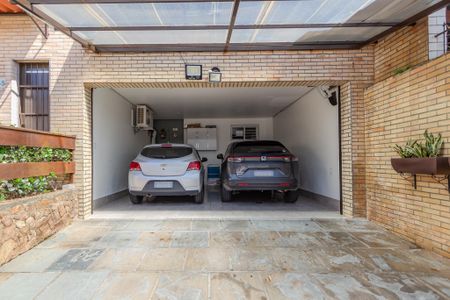 Casa à venda com 200m², 3 quartos e 4 vagas Casa à venda com 200m², 3 quartos e 4 vagasGaragem