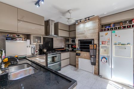 Casa à venda com 200m², 3 quartos e 4 vagas Casa à venda com 200m², 3 quartos e 4 vagasCozinha