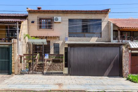 Casa à venda com 200m², 3 quartos e 4 vagas Casa à venda com 200m², 3 quartos e 4 vagasFachada