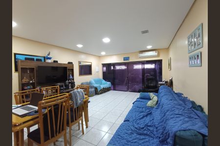 Casa à venda com 200m², 4 quartos e 3 vagas Casa à venda com 200m², 4 quartos e 3 vagasSala