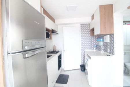 Cozinha de apartamento para alugar com 2 quartos, 35m² em Jardim Itacolomi, São Paulo