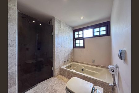 Casa à venda com 360m², 4 quartos e 3 vagasBanheiro da Suíte