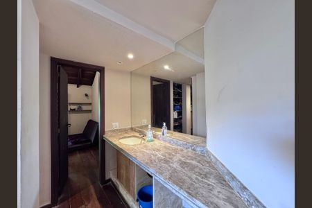 Casa à venda com 360m², 4 quartos e 3 vagasBanheiro da Suíte