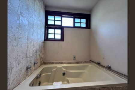 Casa à venda com 360m², 4 quartos e 3 vagasBanheiro da Suíte