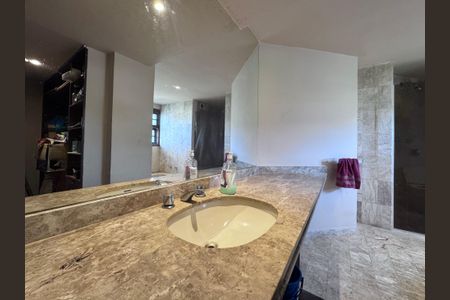 Casa à venda com 360m², 4 quartos e 3 vagasBanheiro da Suíte