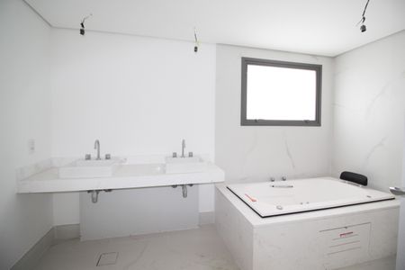 Apartamento à venda com 244m², 3 quartos e 3 vagasBanheiro da Suíte 1