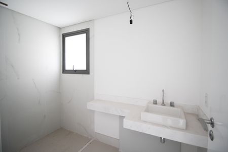 Apartamento à venda com 244m², 3 quartos e 3 vagasBanheiro da Suíte 2
