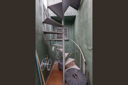 Casa à venda com 150m², 3 quartos e 2 vagasEscada