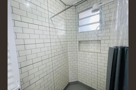 Banheiro de kitnet/studio para alugar com 1 quarto, 22m² em Portal dos Gramados, Guarulhos