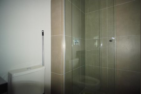 Banheiro de kitnet/studio para alugar com 1 quarto, 30m² em Três Figueiras, Porto Alegre