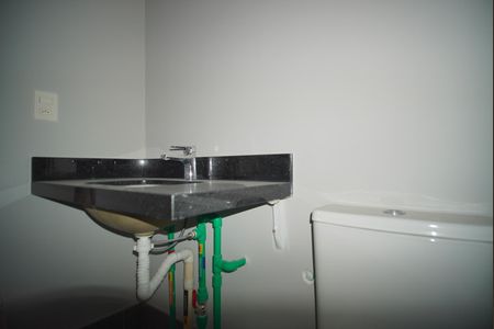 Banheiro de kitnet/studio para alugar com 1 quarto, 30m² em Três Figueiras, Porto Alegre