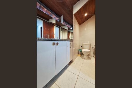 Casa à venda com 295m², 5 quartos e 5 vagas Casa à venda com 295m², 5 quartos e 5 vagasBanheiro 2